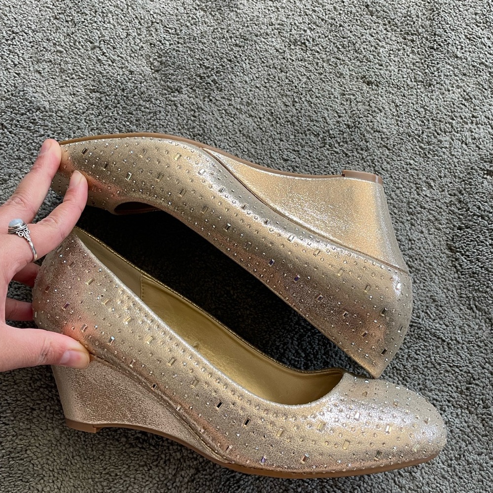 NWOT Andiamo Gold Rhinestone Wedges Size 9